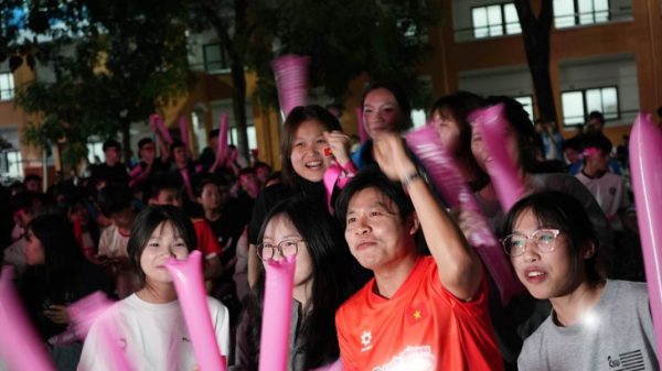 Nhạc sĩ Nguyễn Văn Chung, Duyên Quỳnh, Tiến Linh hò hét cổ vũ Seagame 33 cùng sinh viên 1766110315 155 thumbnail width1200height628jpg