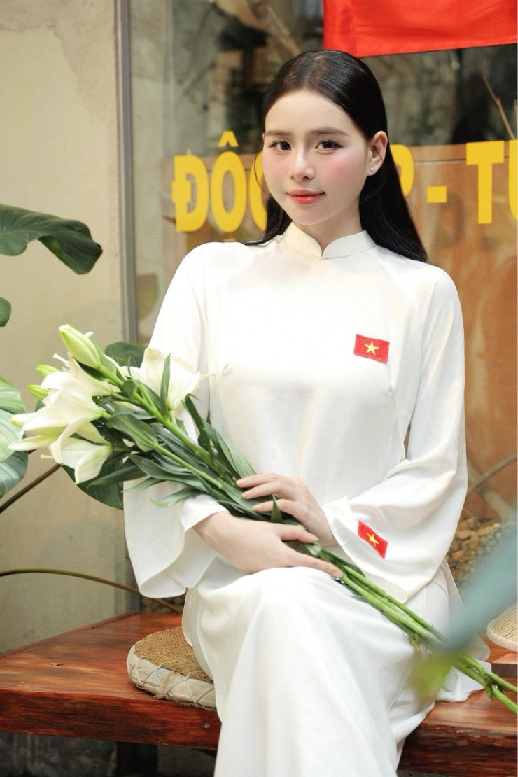 Ngọc Lan xúc động trước thành tích của chồng. Ảnh: NVCC