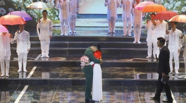 Trung úy bật khóc khi gặp lại bạn gái trên sóng trực tiếp 1766400393 327 thumbnail width740height495 anh cat 3 2 auto cropjpg