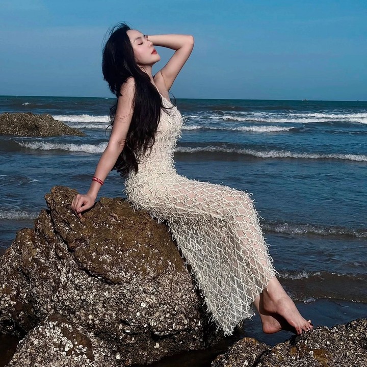 1766480906-huyen-trang9-edited-4-1-07-width720height720 Người đẹp từng trải qua nhiều biến cố trong đời sống.