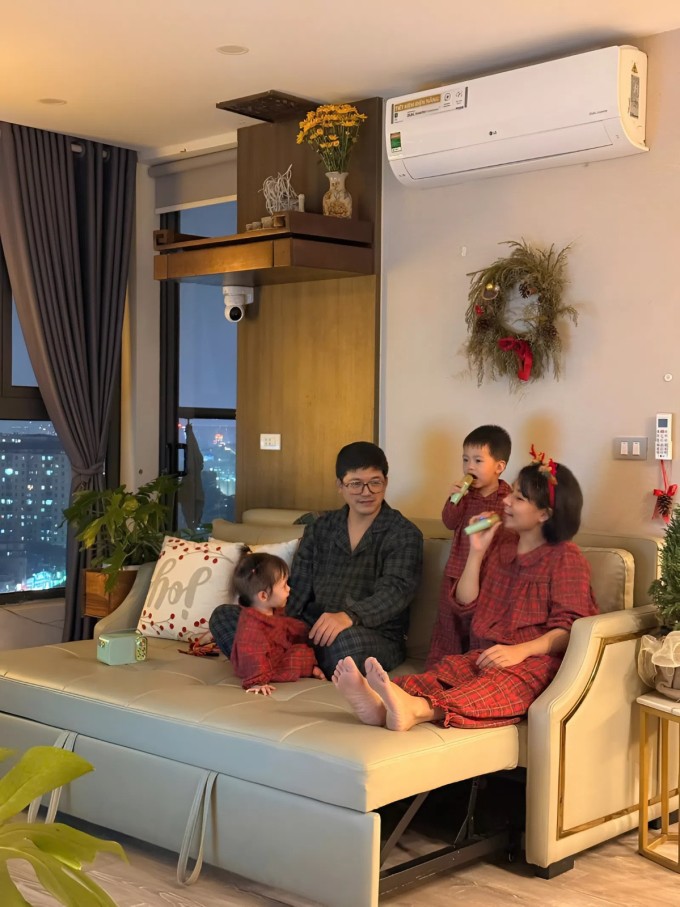 Vợ chồng Thảo Nguyên cùng hai con nhỏ giải trí tại nhà. Ảnh: NVCC