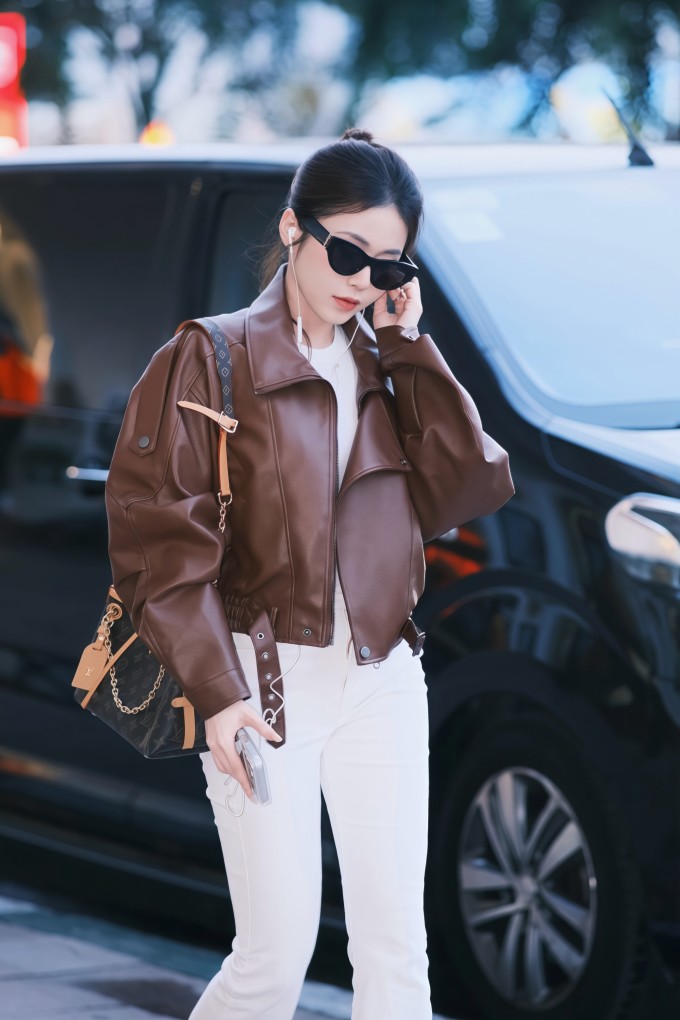 Để bộ ảnh thành công, người chụp nên chọn trang phục đơn giản, ưu tiên địa điểm gắn với hình ảnh nghệ sĩ. Ảnh: Lâm Nhựt.