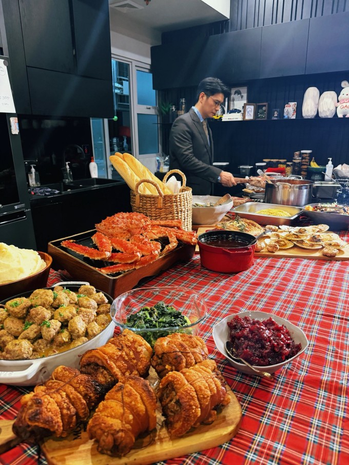 Huy Trần mặc suit bảnh bao vào bếp nấu nhiều món để đãi tiệc.