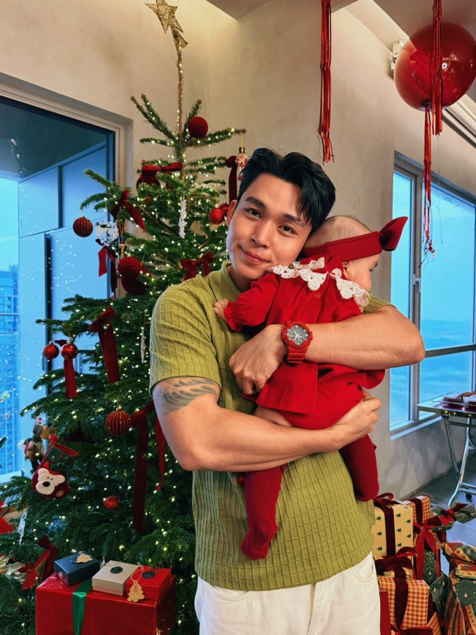 Jun Phạm bế bé Gạo nhà Ngô Thanh Vân. Cô nhóc bốn tháng tuổi được khán giả khen trông bụ bẫm, đáng yêu.