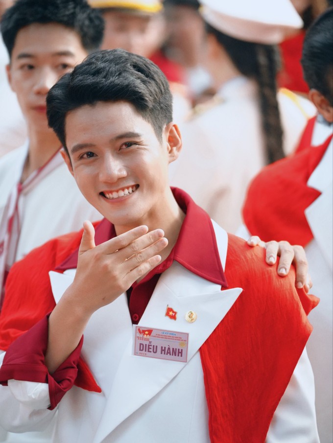 Đình Khang trở thành hiện tượng showbiz sau Mưa đỏ.