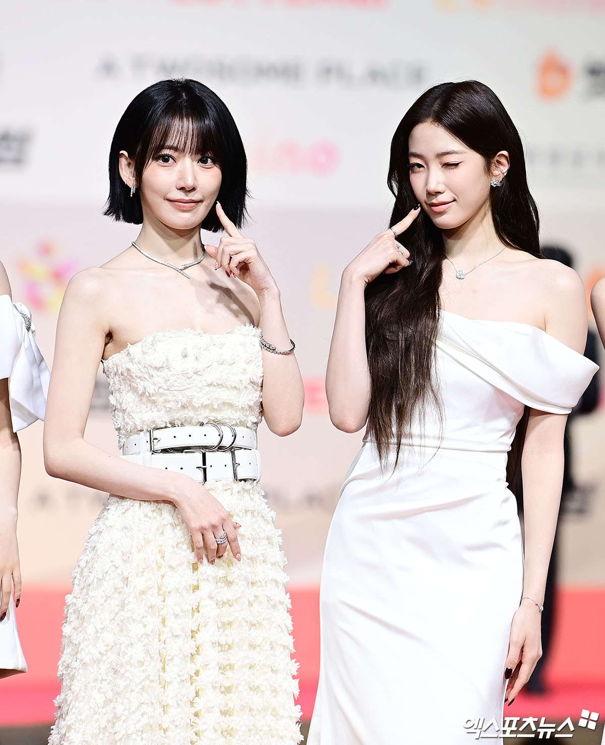 Thảm đỏ hot nhất Giáng sinh 2025: Jang Won Young hóa thiên thần, Winter (aespa) vất vả che dấu ấn tình yêu với Jungkook (BTS)- Ảnh 18.