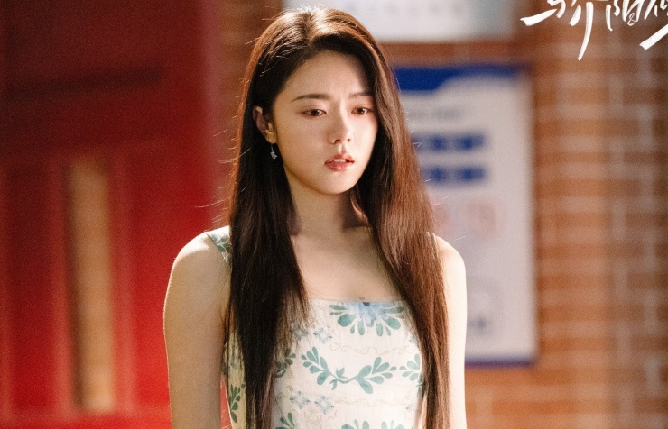 1766717647-anh-duong13-width1390height893 Triệu Kim Mạch bị chê mặc xấu.