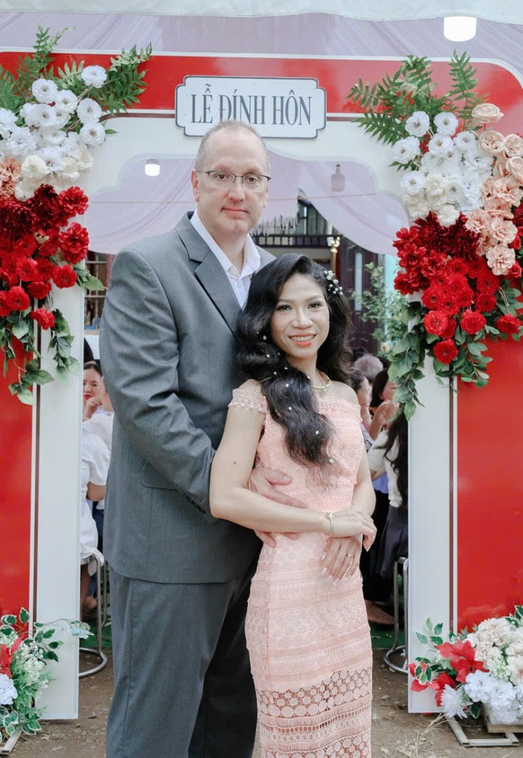 Cặp đôi làm lễ đính hôn trong sự chúc phúc của hai bên gia đình 