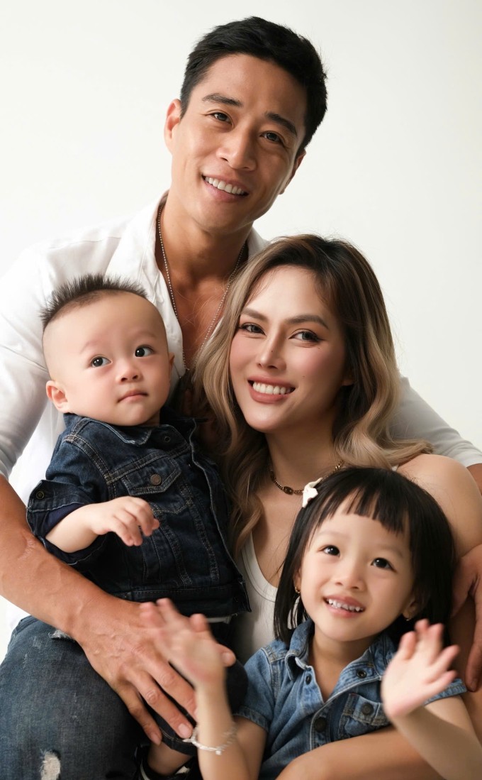 Diễn viên Linh Sơn bên vợ và hai con.