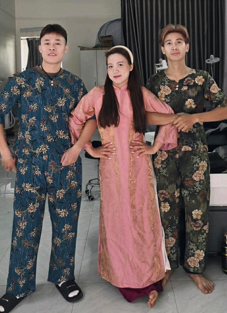 1766833520-anh-anh-1705-width800height1100 Những người bạn trong trang phục độc lạ đến dự đám cưới của Tuấn