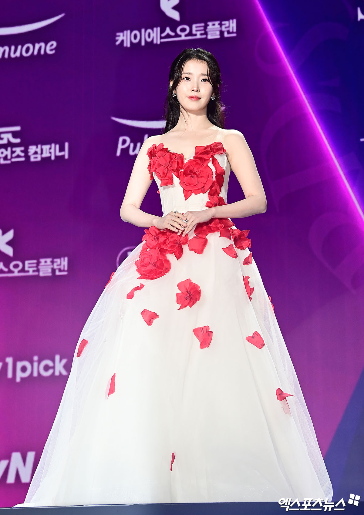 Siêu thảm tím APAN Star Awards 2025: IU hóa “nữ thần mùa xuân”, 2 bạn trai màn ảnh của Yoona đụng độ- Ảnh 1.