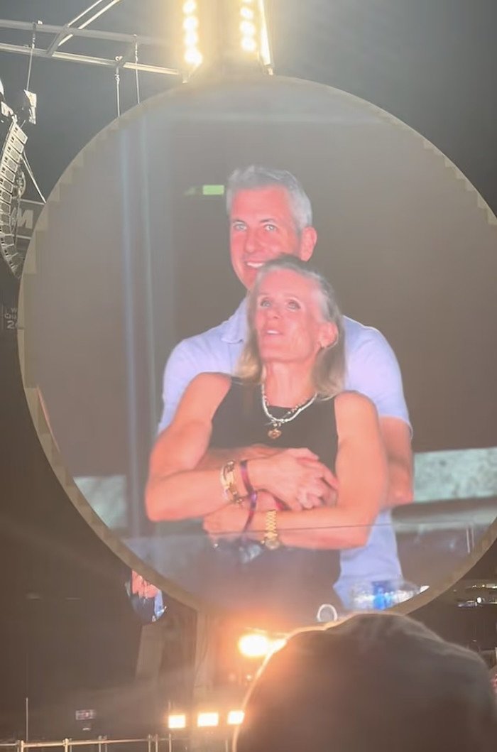 CEO công nghệ bị phát hiện ngoại tình ngay tại concert Coldplay vì bị Kiss Cam lia trúng..