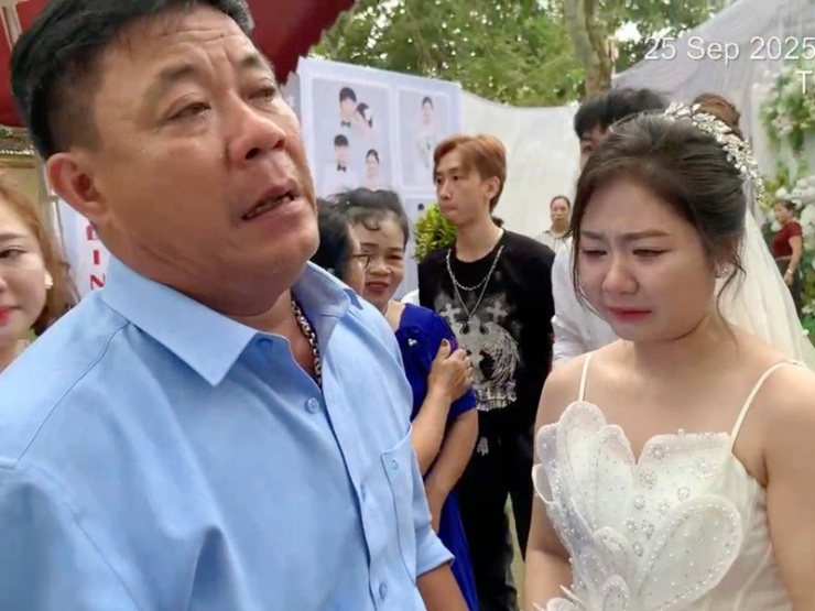 Ông bố đơn thân bật khóc tiễn con gái về nhà chồng 