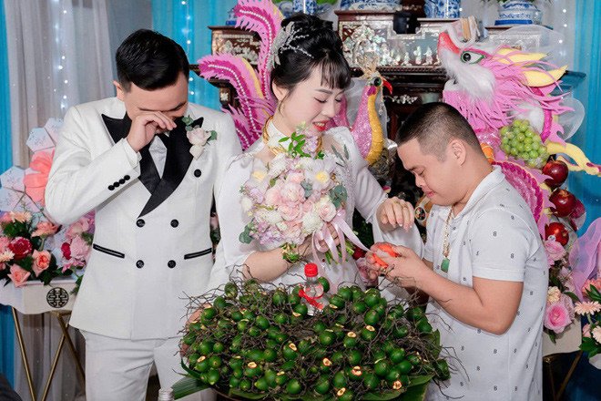 Cô dâu xúc động khi được anh trai mắc hội chứng Down tặng vàng trong ngày cưới