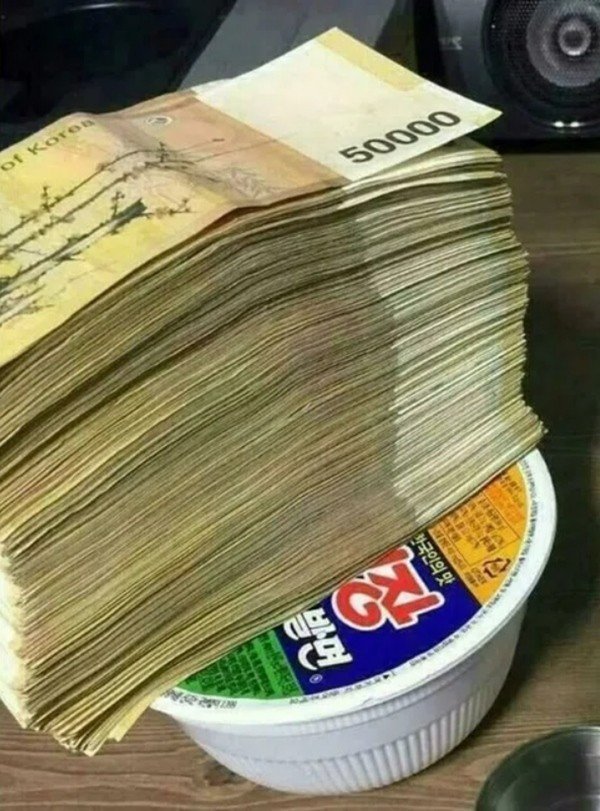 “Thử thách nghèo khó” gây tranh cãi: Khi sự túng thiếu bị biến thành trò đùa 1767062653 money width600height811