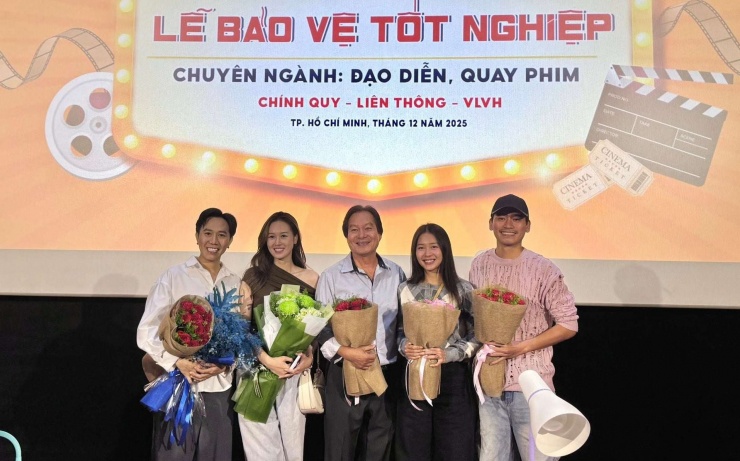 Diễn viên Anh Đức (ngoài cùng bên trái) tốt nghiệp lớp Quay phim - đạo diễn. Ảnh: FBNV