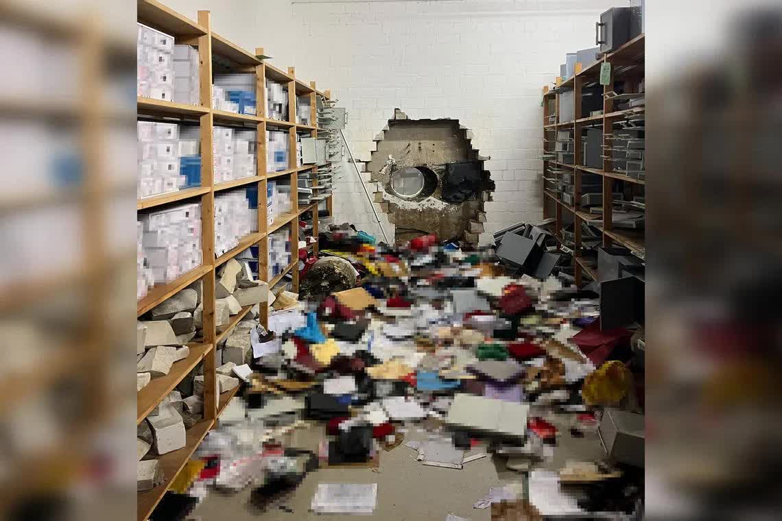 Rúng động: Băng trộm khoan tường ngân hàng, phá 3.000 két sắt, “cuỗm bay” 927 tỷ đồng tiền tiết kiệm- Ảnh 1. Rúng động: Băng trộm khoan tường ngân hàng, phá 3.000 két sắt, “cuỗm bay” 927 tỷ đồng tiền tiết kiệm- Ảnh 1.