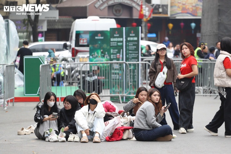 Giới trẻ Hà Nội trải bạt, xếp hàng từ trưa chờ khoảnh khắc countdown 2026 - 7