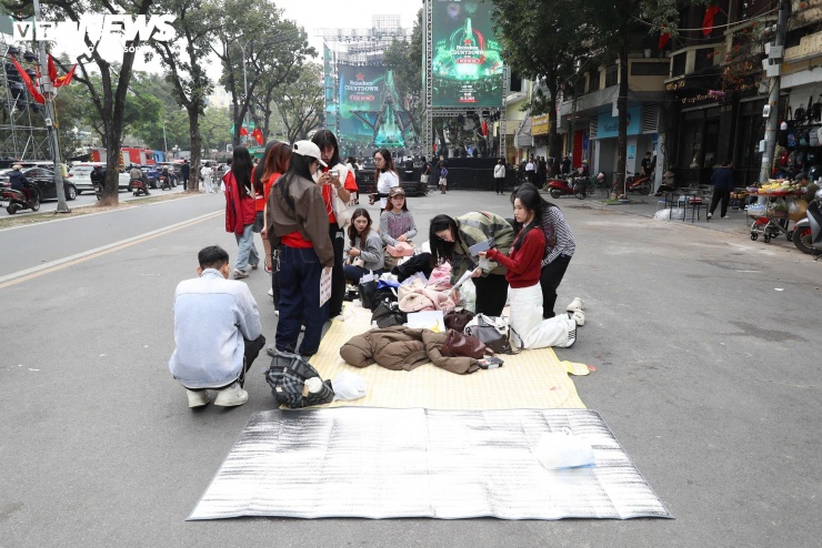 Giới trẻ Hà Nội trải bạt, xếp hàng từ trưa chờ khoảnh khắc countdown 2026 - 6
