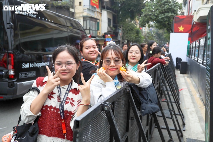 Giới trẻ Hà Nội trải bạt, xếp hàng từ trưa chờ khoảnh khắc countdown 2026 - 8