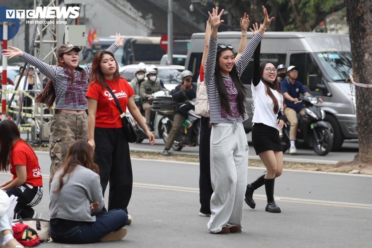 Giới trẻ Hà Nội trải bạt, xếp hàng từ trưa chờ khoảnh khắc countdown 2026 - 9