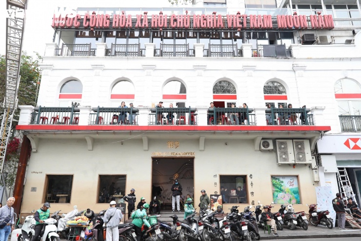 Giới trẻ Hà Nội trải bạt, xếp hàng từ trưa chờ khoảnh khắc countdown 2026 - 11