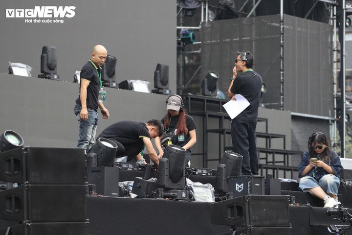 Giới trẻ Hà Nội trải bạt, xếp hàng từ trưa chờ khoảnh khắc countdown 2026 - 14