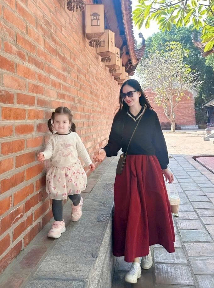 1767225458-z6_1df7a340c9fc11ad3bac3481b90fcc7f-width680height917 Sao Việt 1/1: Diva Hồng Nhung rạng ngời đón năm mới 2026 - 3