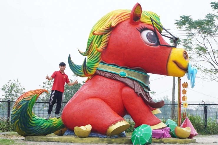 Linh vật ngựa được anh Quân tạo hình với tông màu đỏ chủ đạo. Ảnh: NVCC