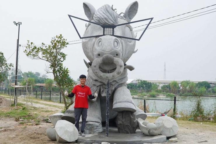 Anh Quân dành hơn 1 tháng để hoàn thiện linh vật ngựa. Ảnh: NVCC