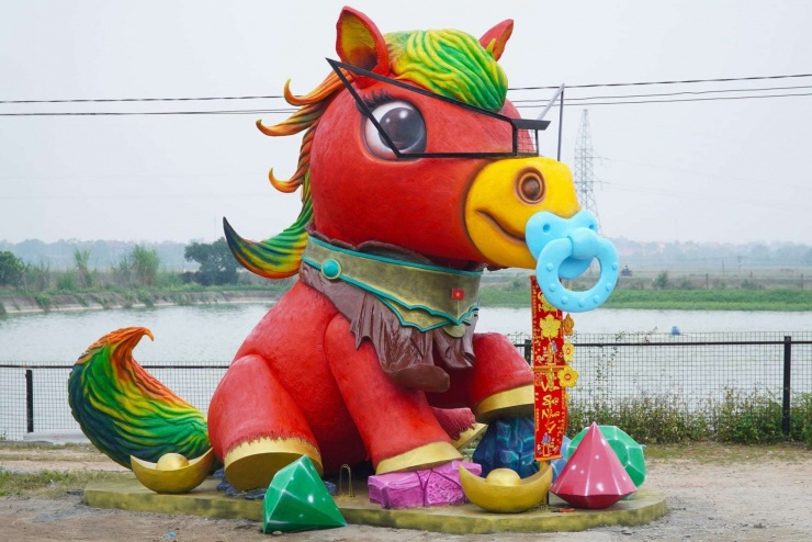 Anh trưng bày tại vườn nhà và mọi người tham quan, chụp ảnh miễn phí. Ảnh: NVCC