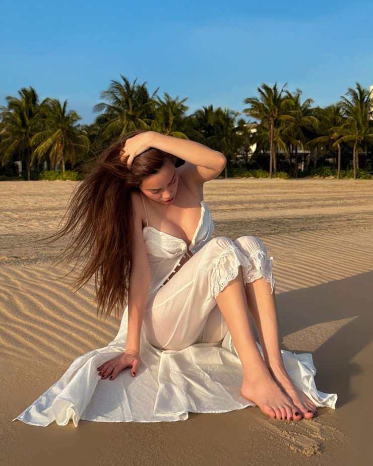 Ảnh sao 3/1: Hồ Ngọc Hà mặc xuyên thấu đi biển - 7