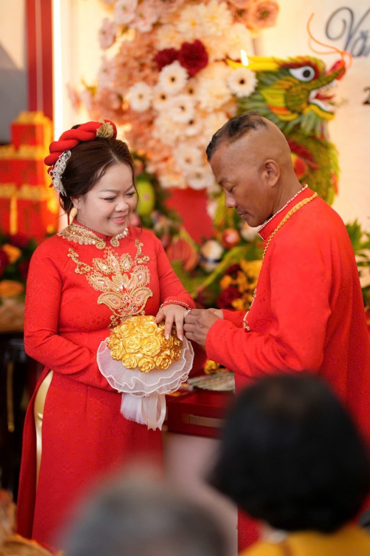 Bó hoa cưới được đúc từ 11 cây vàng