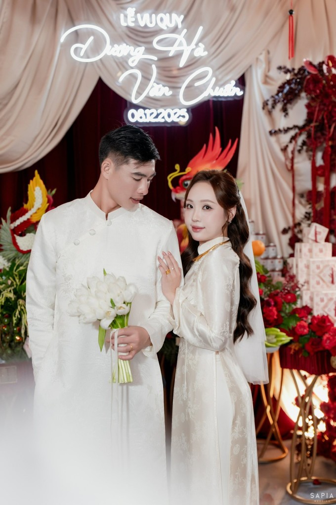 1767596939-087-3962-684-5836-3540-3537-width680height1020-1 Quan Văn Chuẩn cưới vợ thạc sĩ, hơn 3 tuổi - 2