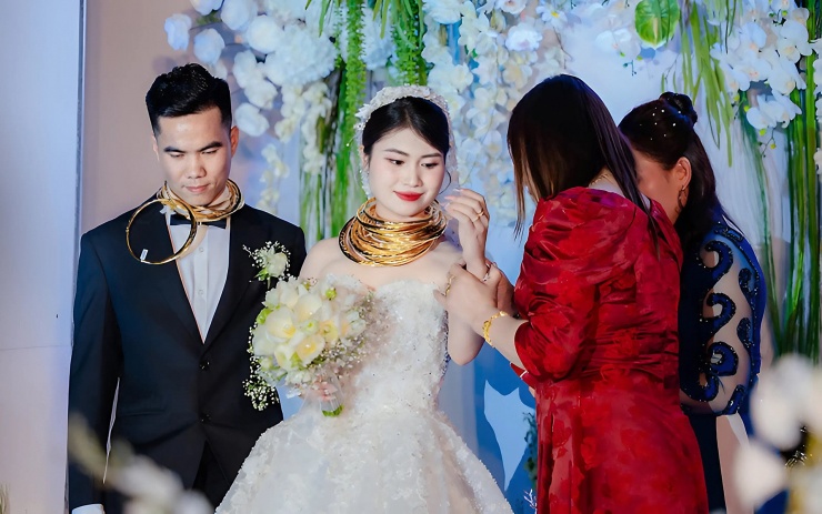 Cặp đôi nhận được gần 15 cây vàng trong đám cưới 