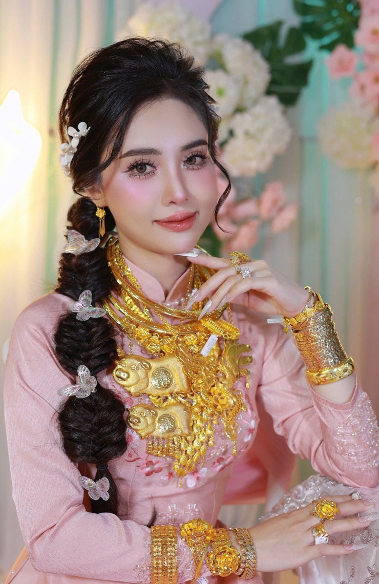 Hình ảnh cô dâu đeo vàng trĩu cổ thu hút sự quan tâm của cộng đồng mạng 