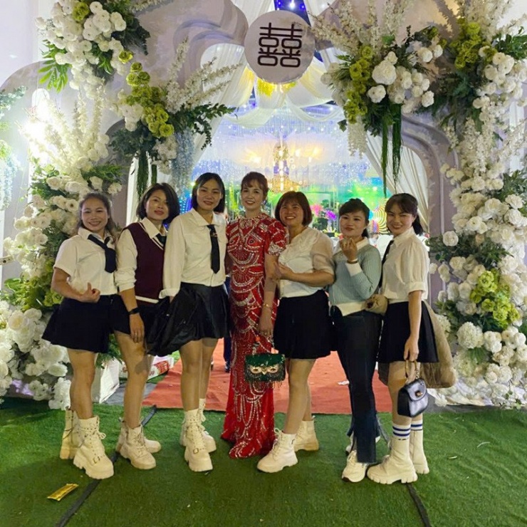 Bà Hạnh (váy đỏ) cùng vũ đoàn 