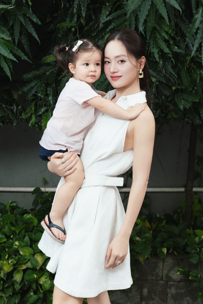 Ảnh sao 9/1: Lisa nhà Hồ Ngọc Hà làm điệu trước ống kính của mẹ - 10