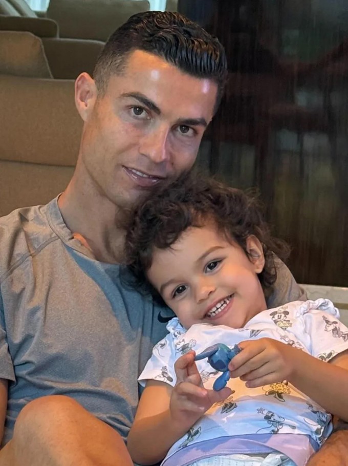 Cristiano Ronaldo và con gái Bella.