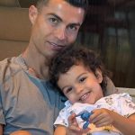 C. Ronaldo gây sốt với video 'tạo mẫu tóc' cho con gái út 1767929302 ronaldao2 2357 6088 2986 width680height910