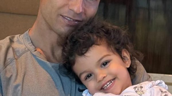 C. Ronaldo gây sốt với video 'tạo mẫu tóc' cho con gái út 1767929302 ronaldao2 2357 6088 2986 width680height910