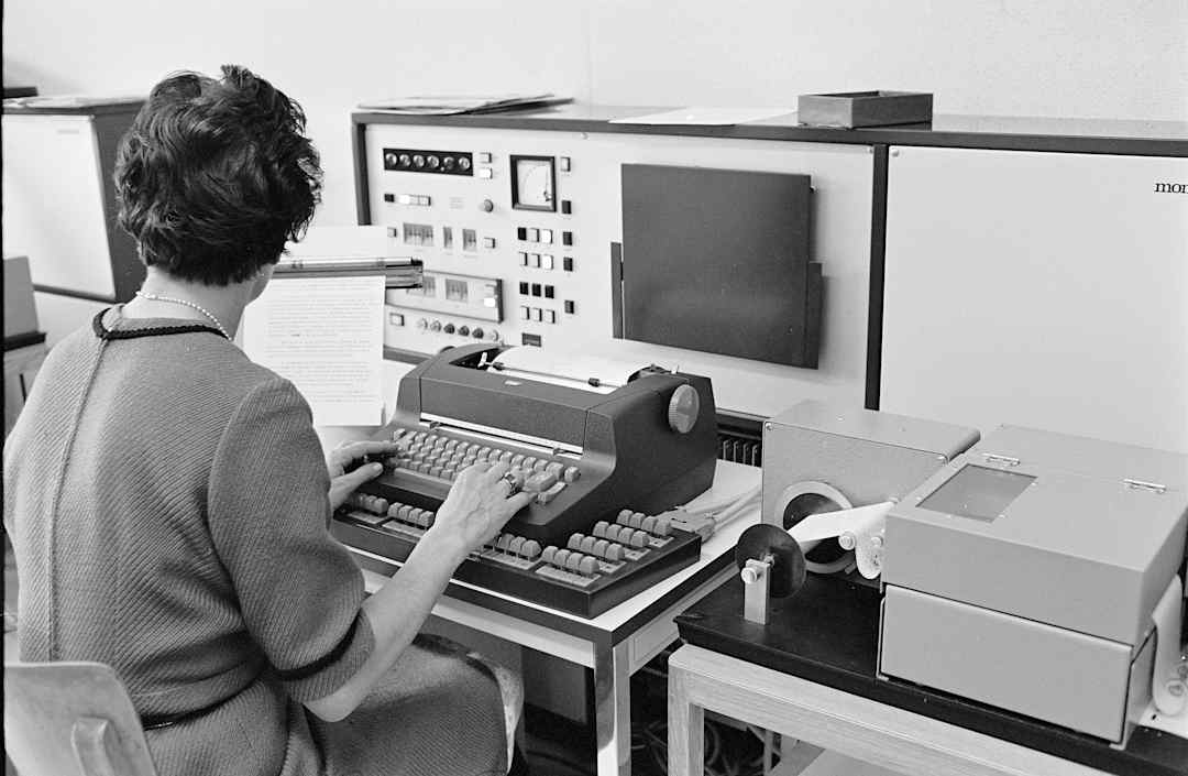 Nghịch lý Weizenbaum: Tại sao cha đẻ của chatbot đầu tiên lại dành cả đời để cảnh báo về