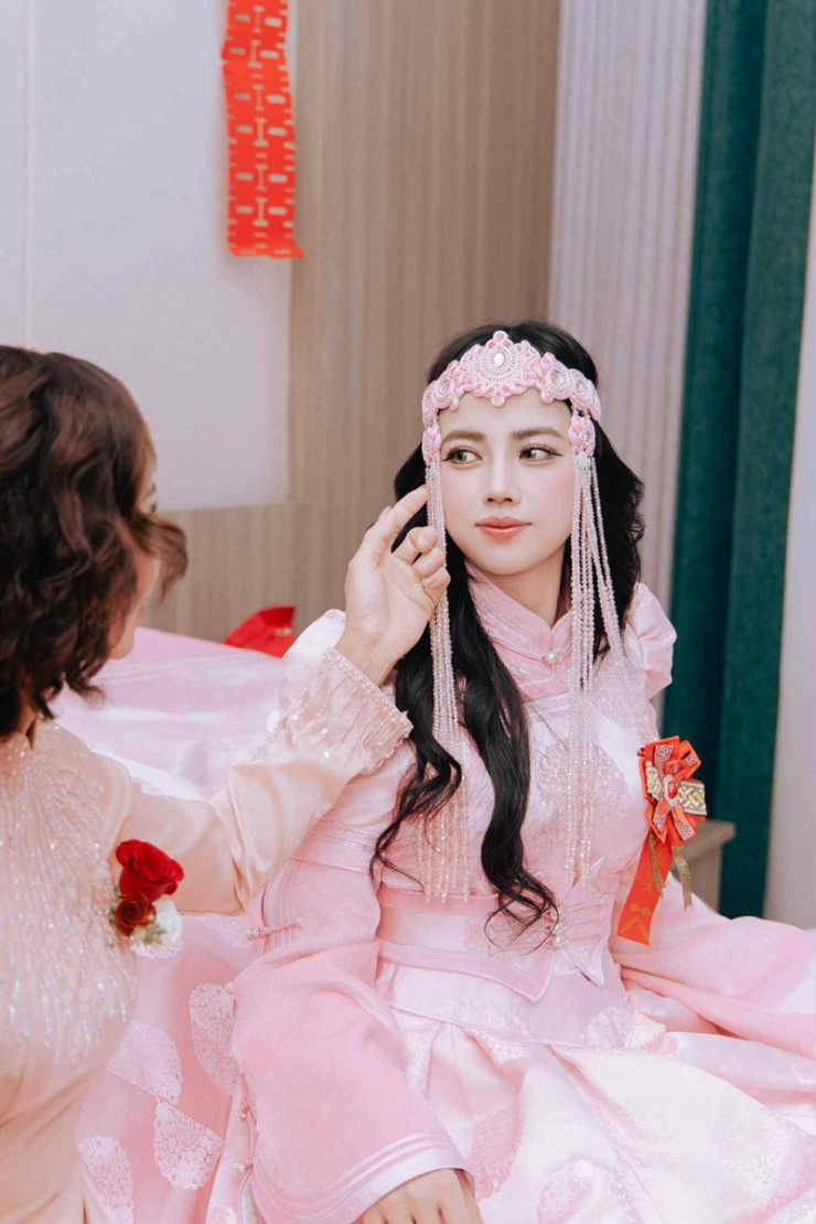 Hường yêu thích chiếc váy cưới của mình 