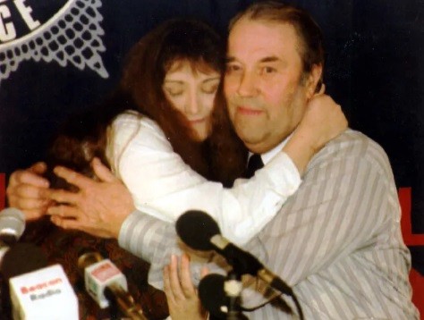 Stephanie cùng cha mình, Warren Slater, tại buổi họp báo của cảnh sát sau khi được thả. Ảnh: Brian Bould