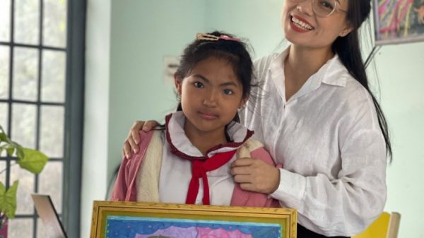 Cô bé có đôi mắt 'âm dương' kỳ lạ ở Tây Nguyên 1768035794 am duong 3 width1390height1853