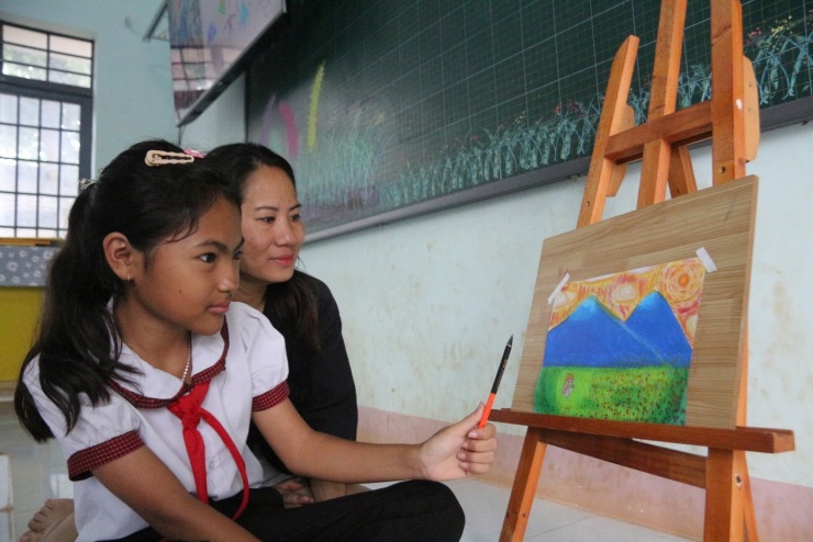 Ở trường các thầy cô luôn tạo điều kiện cho em được học tập tốt nhất.