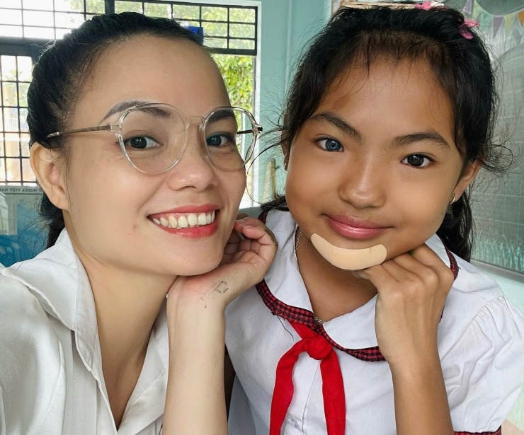 Cô Nguyễn Thị Bích Thảo - giáo viên Mỹ thuật cho biết, đôi mắt em Đan ánh lên một vẻ đẹp lạ kỳ.