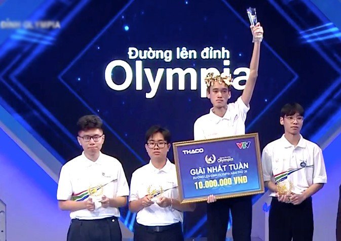 Anh Minh giành vòng nguyệt quế với 215 điểm.