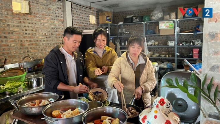 Khi khách đông, Chuyền, người thợ đa năng trong thôn (bên trái ảnh) có thể vào bếp hỗ trợ công việc cùng Trần Thị Nữ (ở giữa ảnh) và Hoàng Thị Hà (bên phải ảnh)