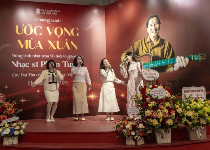 Các thế hệ  thiếu nhi ngày ấy hát trong chương trình. Ảnh: HH